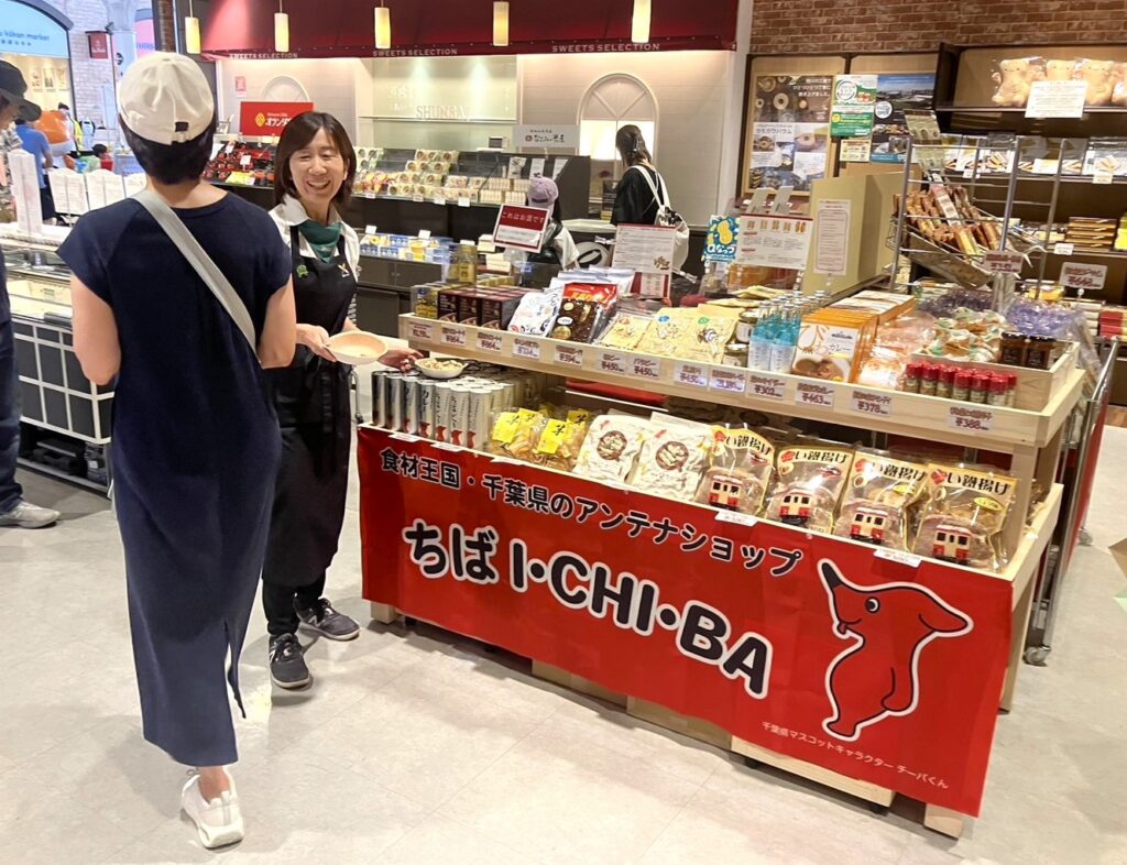 千葉の特選物産コーナー「ちばI・CHI・BA」で来店客と話す野菜ソムリエプロ安西理栄